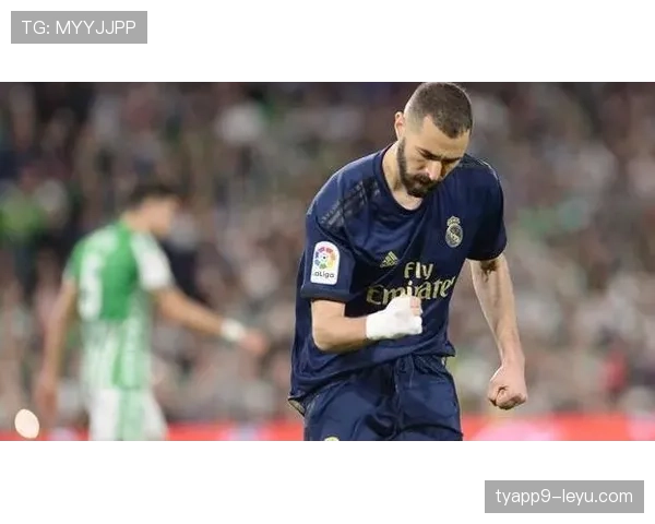 本泽马能否比肩劳尔与迪斯蒂法诺:皇马历史中锋地位解析 本泽马能否比肩劳尔与迪斯蒂法诺:皇马历史中锋地位解析