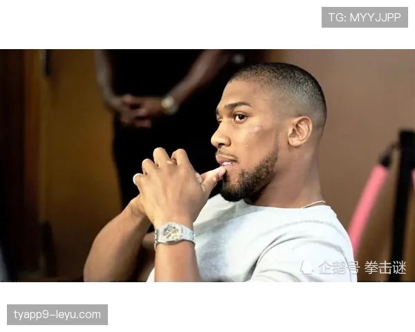 富里又在豪宅里边吃炸鸡边看拳赛回放，这自律人设到底怎么立住的？