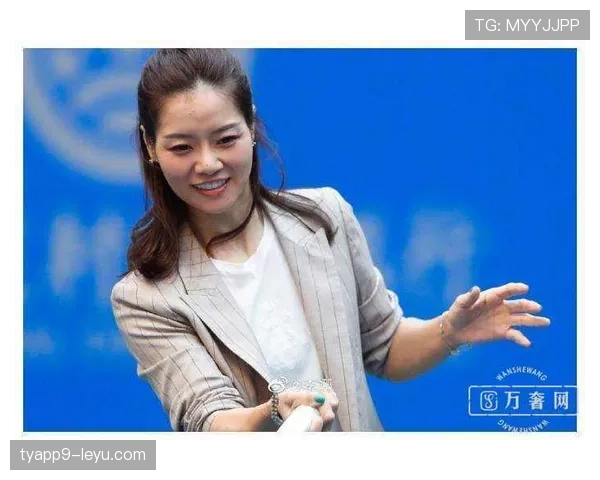 李娜街拍比明星还奢，手表随手一抬把我一个月工资碾成灰